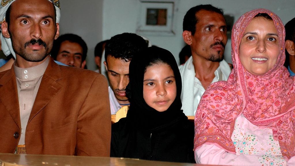 Jemeniläinen Nojoud Ali oli 9-vuotias, kun hänen työttömäksi joutunut isänsä myi hänet rahapulassa vaimoksi 30-vuotiaalle miehelle.  Alin tapaus päättyi onnellisesti, kun tyttö sai kovalla taistelulla avioeron.