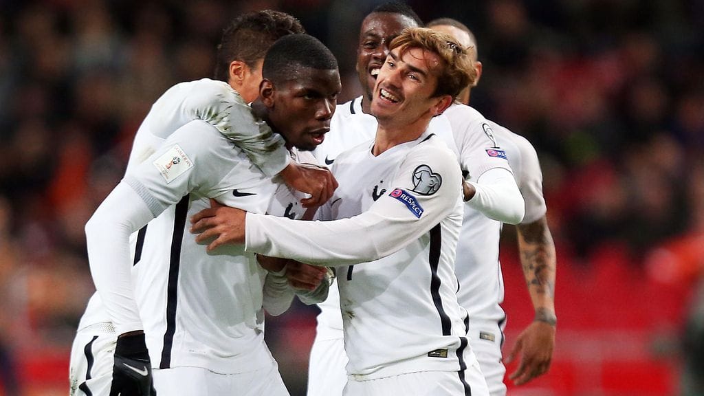 Paul Pogba joukkuekavereidensa juhlittavana.