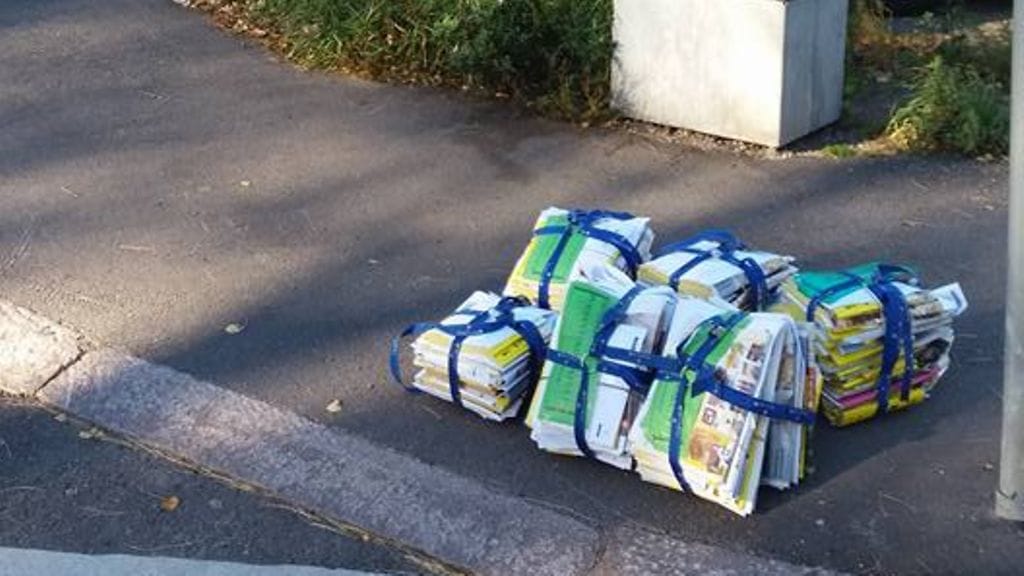 Postit olivat Pirkko Hiort Af Ornäsin mukaan jätetty keskelle tietä. Paikalla tai läheisyydessä ei ollut hänen mukaansa edes postin jakelukaappia.