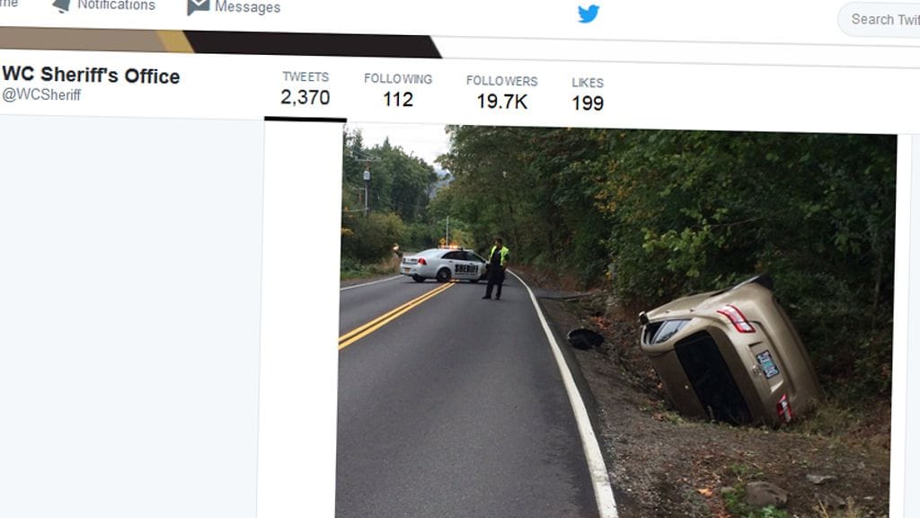 Toinen kaista jouduttiin sulkemaan auton ojasta nostamisen ajaksi.