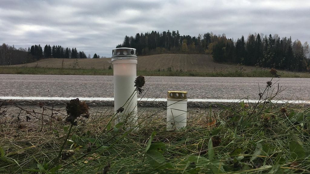 Vihdin turmapaikalle tuotiin onnettomuuden jälkeen kynttilöitä.