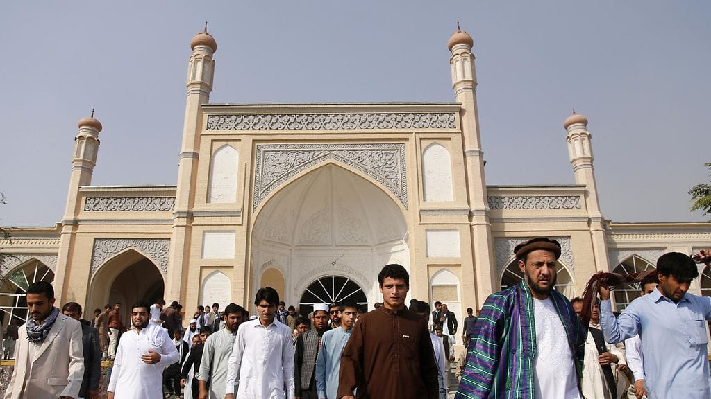 Ihmiset poistuivat moskeijasta Afganistanin Kabulissa jumalanpalveluksen jälkeen 12. syyskuuta 2016. Kuvituskuva.