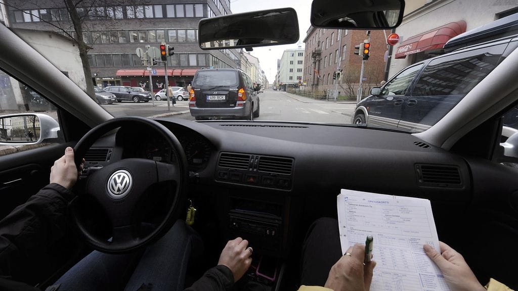 Autokoulun oppilas ajoharjoittelussa Helsingissä 10. toukokuuta 2010.