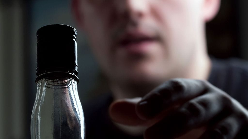 "Valehtelu, vähättely ja peittely kulisseineen pitää lopettaa tykkänään", lääkäri kirjoittaa alkoholistin auttamisesta.