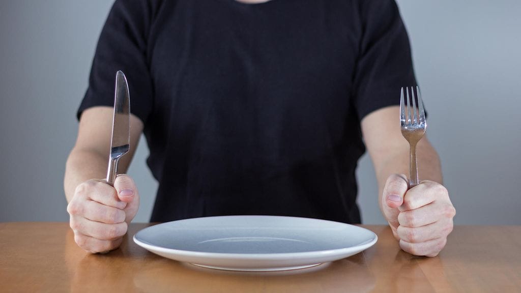 mies nälkä lautanen