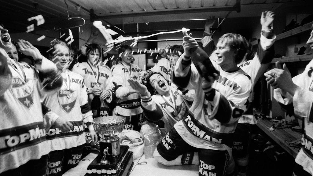 HIFK:n pukukoppi mestaruusjuhlissa 1983. Matti Hagman seremoniamestarina.