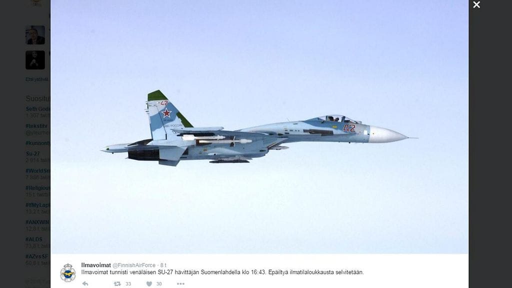Kuvakaappaus Ilmavoimien Twitter-tililtä, missä on Ilmavoimien tunnistelennolla ottama kuva venäläisestä SU-27 -hävittäjästä Suomenlahdella klo 16:43 torstaina 6. lokakuuta 2016.