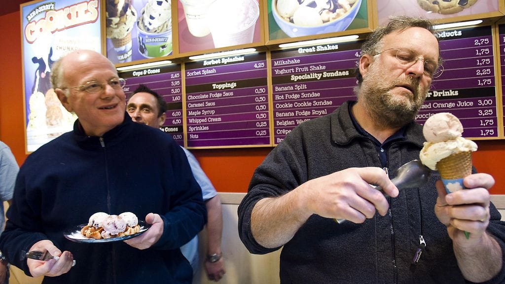 Ben & Jerry -jäätelöiden isät, Ben Cohen ja Jerry Greenfield, pyörittelivät jäätelöpalloja Amsterdamissa vuonna 2010.
