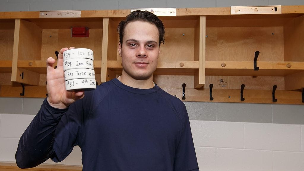 Auston Matthews ja uran neljä ensimmäistä maalintekokiekkoa. Samasta ottelusta.