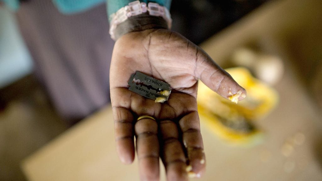 Kuvituskuvassa tyttöjen silpomisen työkalu Afrikassa.