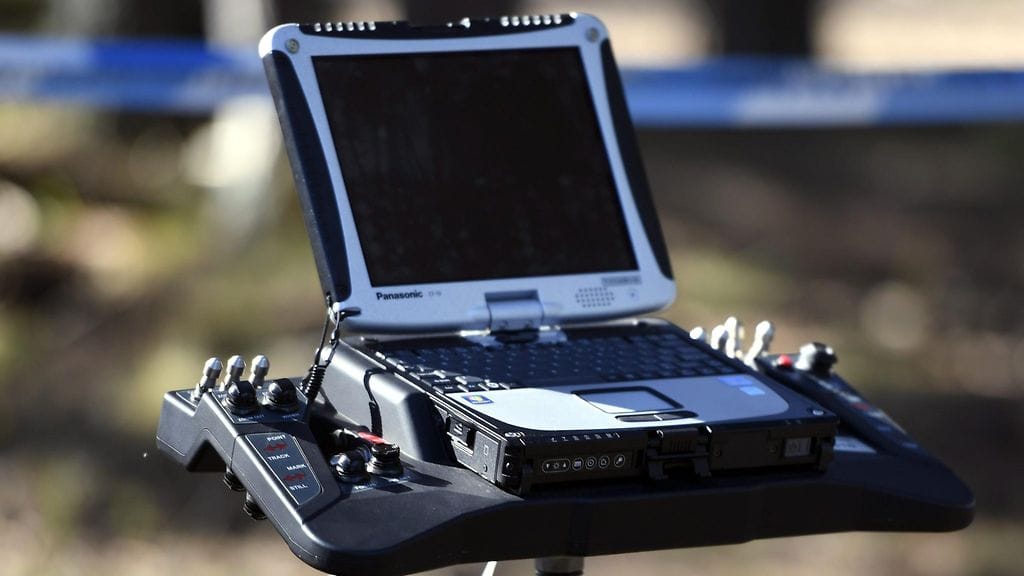 Perustuslain muuttaminen liittyy valmisteilla olevaan lakiin sotilas- ja siviilitiedustelusta. Suojelupoliisi olisi saamassa oikeudet tiedusteluun, eli se voisi etsiä uhkia ennen kuin varsinaista rikosta edes valmistellaan. Tiedustelua tapahtuisi esimerkiksi verkossa.