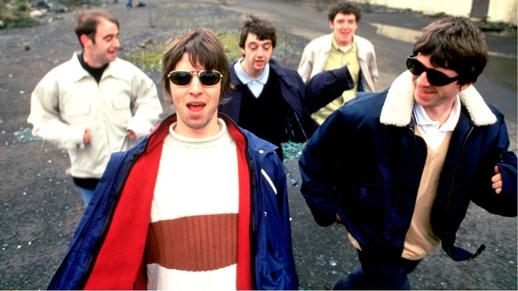 Oasisin kukkopojat huhtikuussa 1994, vasemmalta oikealle: Paul "Bonehead" Arthurs, Liam Gallagher, Paul McGuigan, Tony McCarroll ja Noel Gallagher.