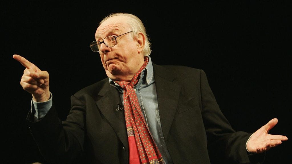 Dario Fo Helsingissä Svenska Teaternissa kertomassa näytelmästään Anarkisten Som Slängdes ut Genom Fönstret av en Olyckshändelse vuonna 2005.