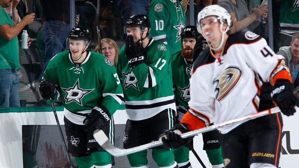 Lauri Korpikoski riemuitsee kauden ensimmäisestä maalistaan.