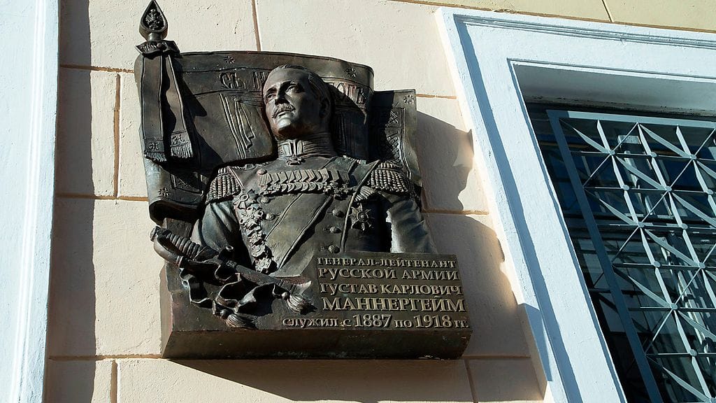 Mannerheimin muistolaatta on herättänyt Pietarissa kiivaita tunteita.