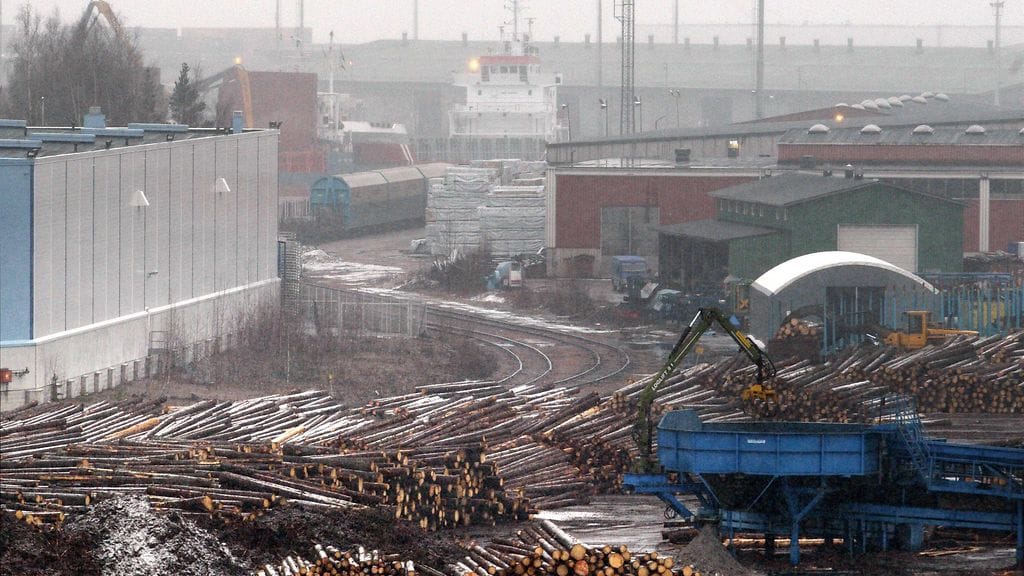 Veden pinnassa on öljykalvo noin 10 kertaa 20 metrin kokoisella alueella.