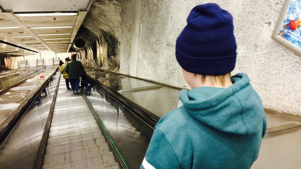 nuori metron liukuportaissa