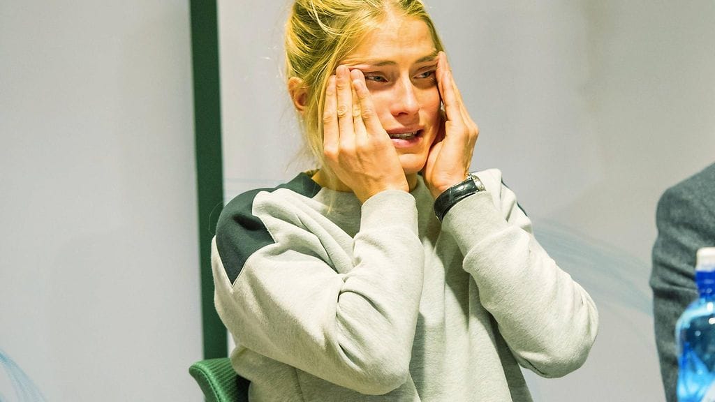Therese Johaug ensimmäisessä dopingkäryään käsitelleessä lehdistötilaisuudessa lokakuussa 2016.