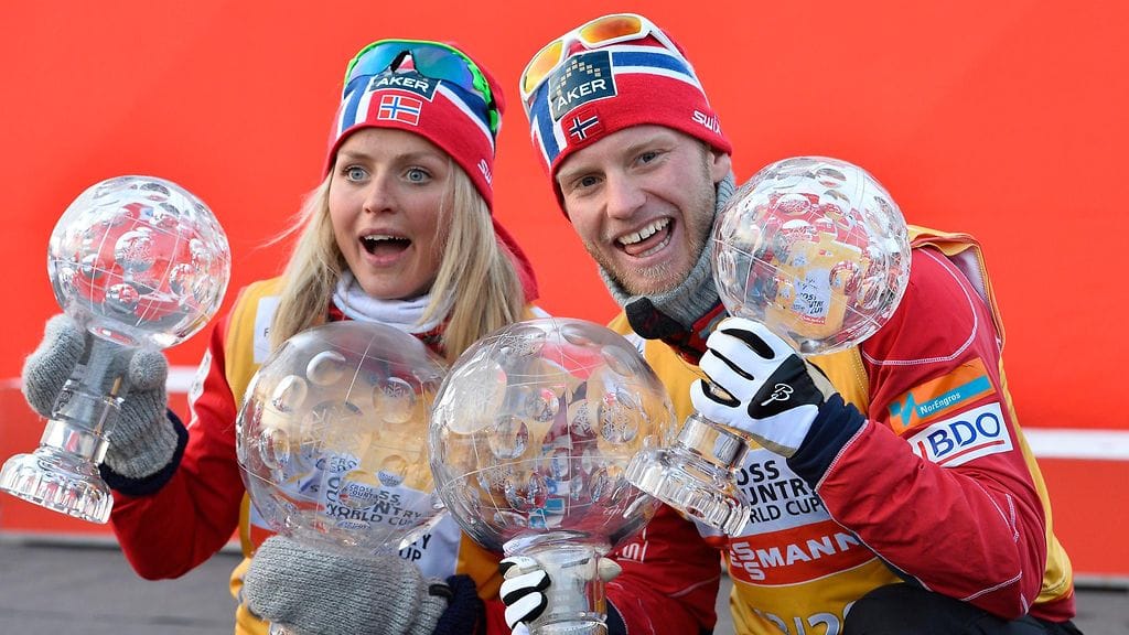 Therese Johaug ja Martin Johnsrud Sundby juhlivat maailmancupin kokonaisvoittoja keväällä 2014.