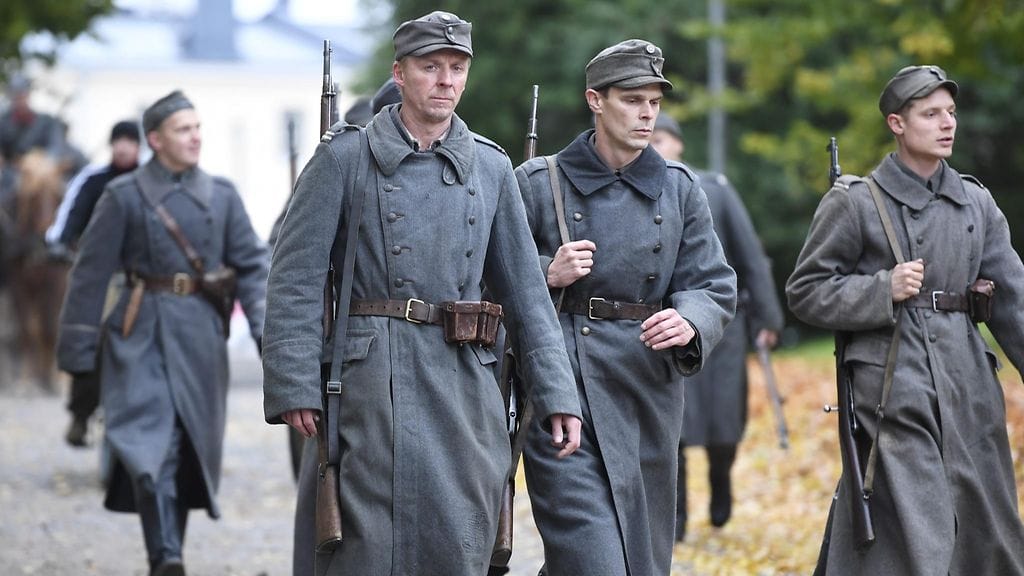 Näyttelijät Eero Aho (edessä vas.) ja Andrei Alen (Ahon vieressä) Tuntematon sotilas -elokuvan kuvauksissa Suomenlinnassa 15. lokakuuta 2016. Suomenlinnassa kuvattiin Äänislinnan paraati -kohtausta.