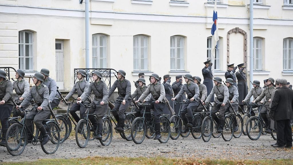 Tuntematon sotilas -elokuvan kuvaukset Suomenlinnassa Helsingissä 15. lokakuuta 2016. Suomenlinnassa kuvattiin Äänislinnan paraati -kohtausta.