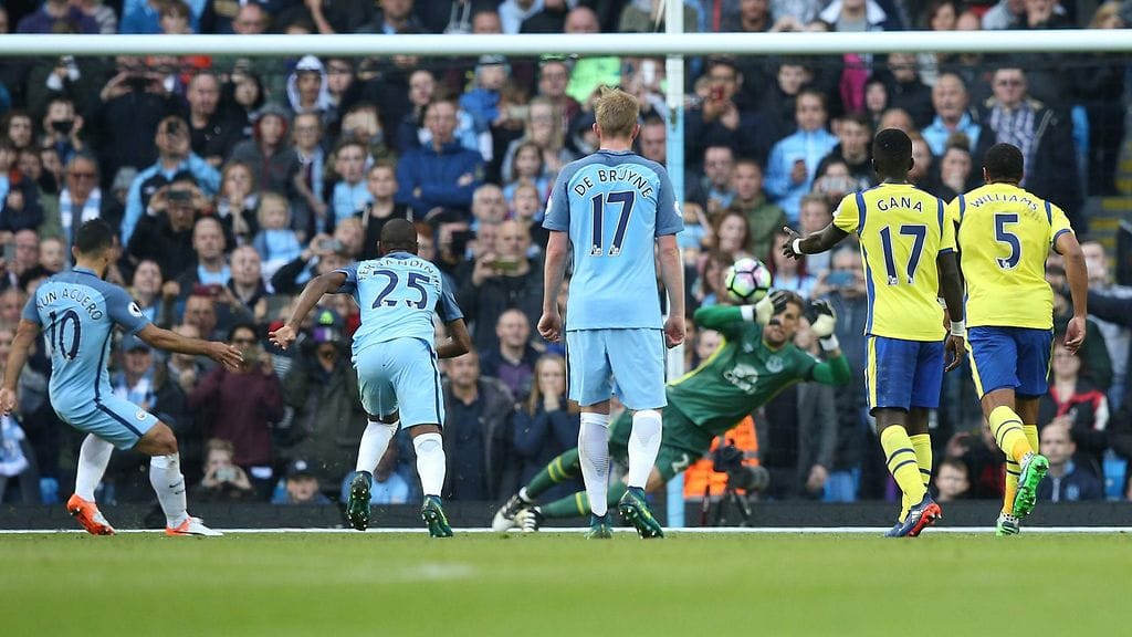Maarten Stekelenburg torjumassa Sergio Agueron pilkun.
