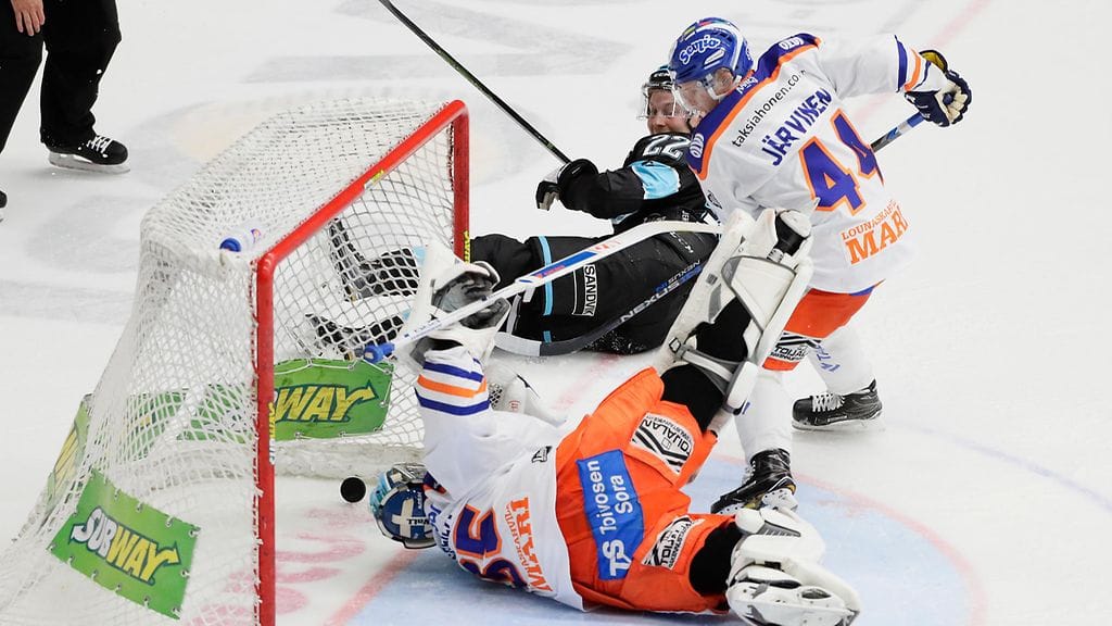 Juhani Tyrväinen survoi jatkoajalla rebound-kiekon maaliin.