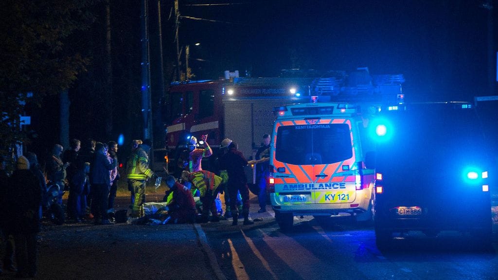 Mopolla liikkunut poika loukkaantui henkilöauton töitäistyä häntä.