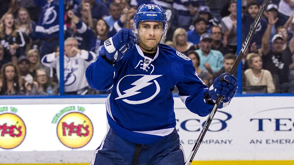 Valtteri Filppula tuulettaa voittomaalia.