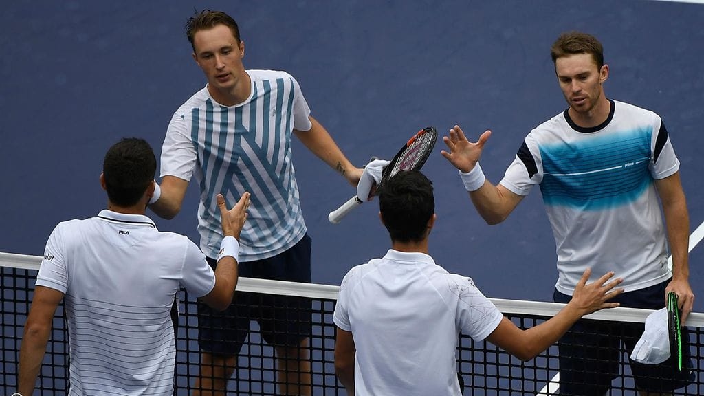 Henri Kontinen (toinen vas.) ja John Peers onnittelevat yhdysvaltalaisvoittajia.