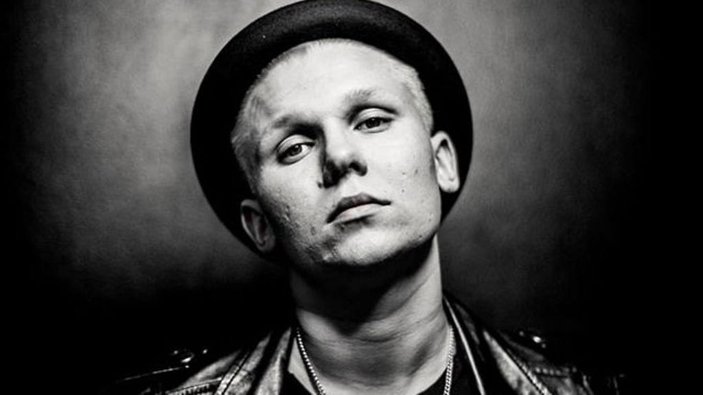 Arttu Lindeman julkaisi debyyttisinglensä Läikkyy vuonna 2016.