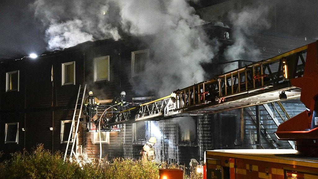 Palomiehet sytyttivät pakolaisten asuntolassa syttynyttä paloa Tukholmassa 16. lokakuuta 2016.