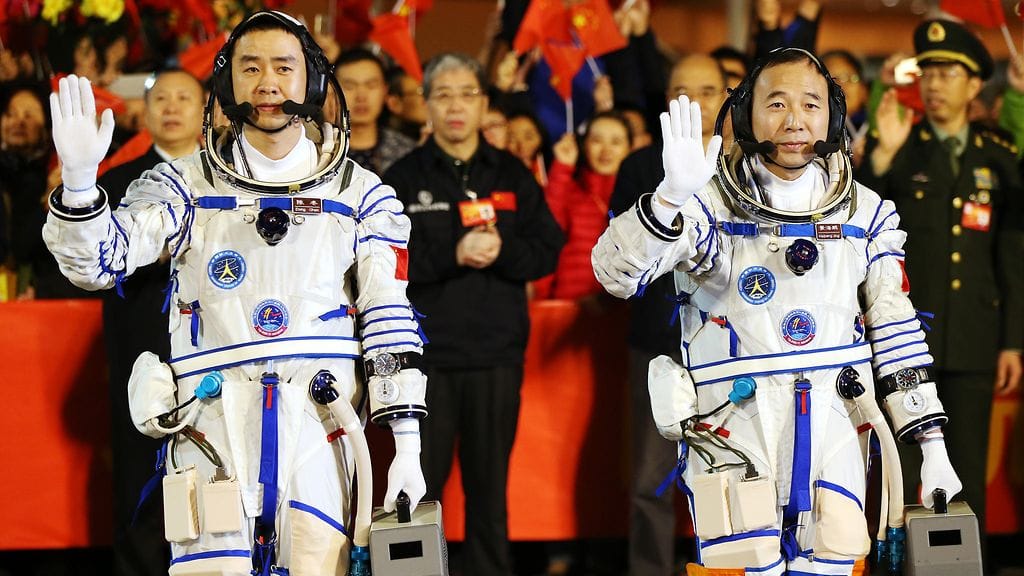 Taikonautit Jing Haipeng ja Chen Dong matkaavat Tiangong-2 -asemalle kaksi päivää.