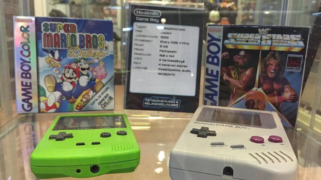 Gameboyt esillä Helsingin Jätkäsaaren Tietokone- ja pelimuseossa.