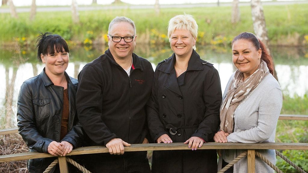 Maajussi-Timo ehdokkaidensa Marikan, Miian ja Sarin kanssa.