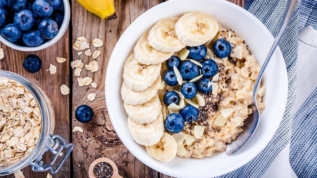 Kaurapuuron syömisellä on lukuisia eri terveyshyötyjä.