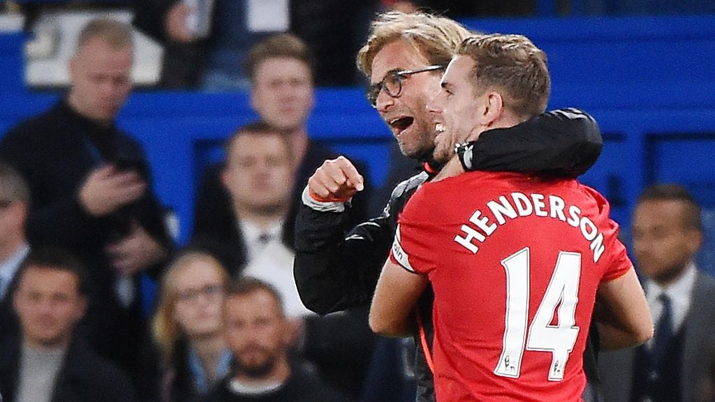 Liverpool-manageri Jurgen Klopp (vas.) ja Jordan Henderson.