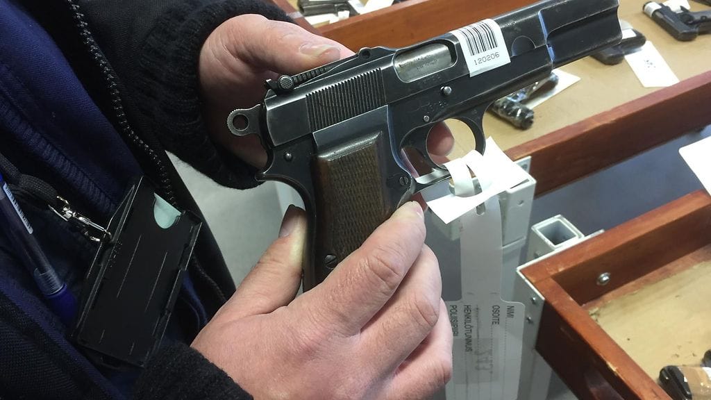 Asehuutokauppa-esittely sota-ajan pistooli