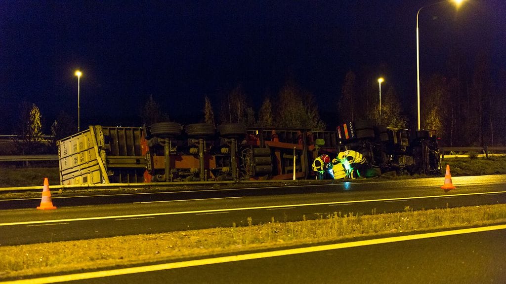 Rekka oli ajautunut ulosajossa kyljelleen moottoritien kaistojen väliselle viheralueelle.