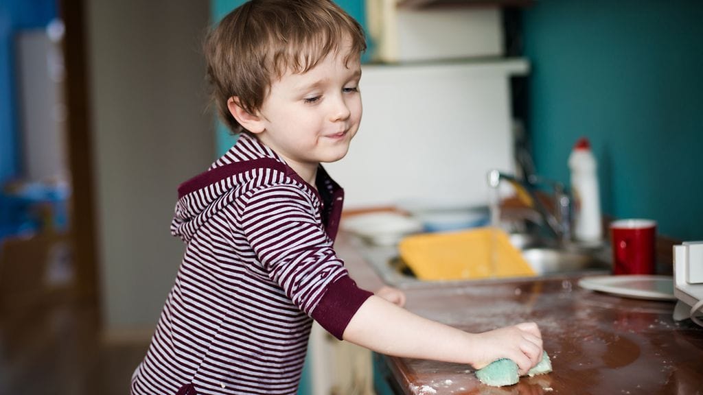 Äiti kertoo opettaneensa pojalle myös "miehekkäitä" asioita.