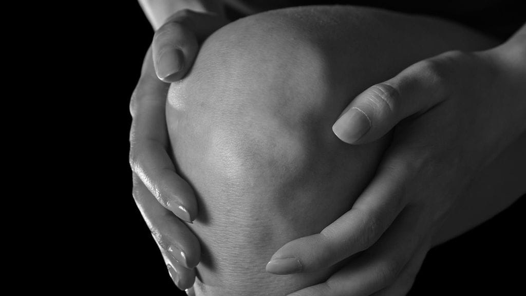 Kipu polvessa voi viitata nivelrikkoon. Kuvituskuva.