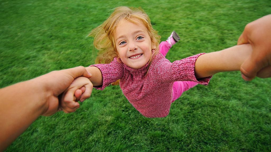 Lasten pyörittämisestä johtuva liike saa lapsen kehittyvät nivelet helposti sijoiltaan.