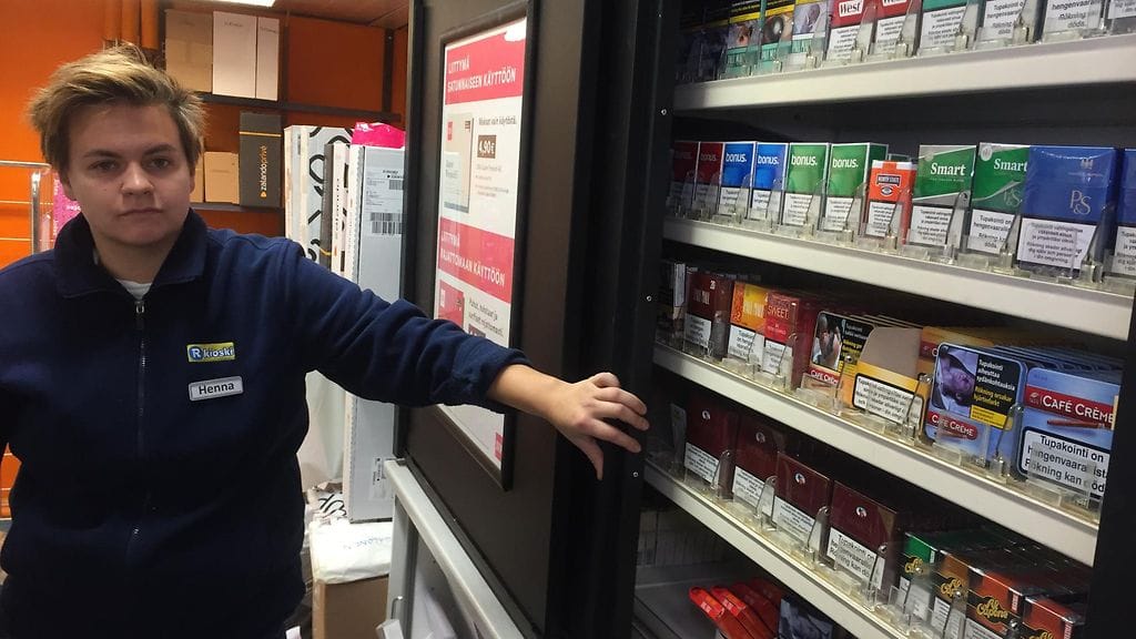Tupakka-askien varoituskuvat-R-kioskin tupakkakaappi