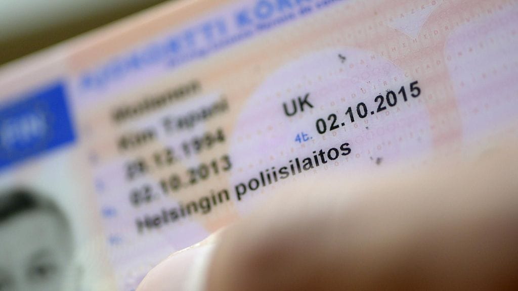 19.1.2013 jälkeen myönnetty henkilöauton ajokortti on voimassa vain 15 vuotta kerrallaan.