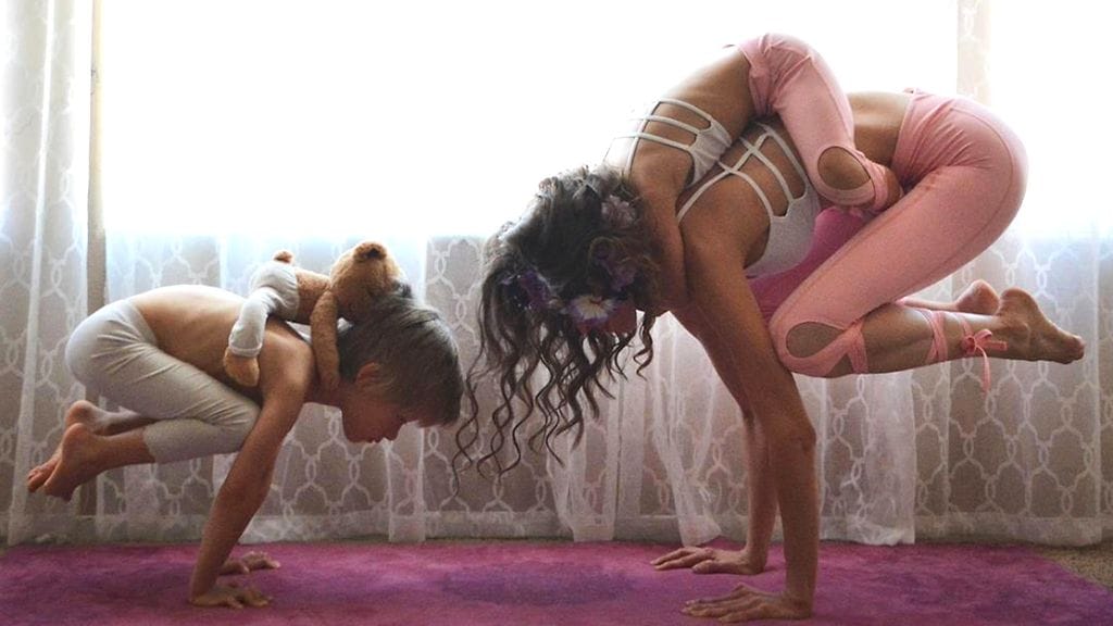 Äiti Summer Perez jooga yhdessä viisi- ja kolmevuotiaiden lastensa kanssa.