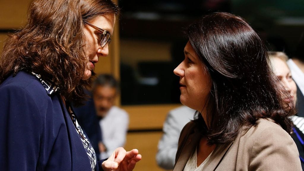 EU:n kauppakomissaari Cecilia Malmstrom puhui Ruotsin Eurooppa- ja ulkomaankauppaministeri Ann Lindelle kauppaministerien tapaamisessa Luxemburgissa 18. lokakuuta 2016.