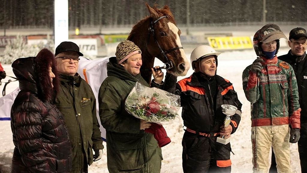 Viimeksi Magnat pokkasi pystin ja kukkapuskan kotiradallaan Tampereella alkuvuodesta 2015. Voitonjuhlissa Anne ja Markku Oksasen lisäksi silloin ruunaa ohjastanut Jukka Torvinen.