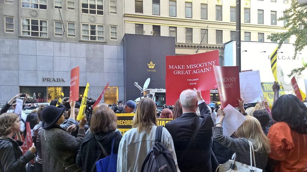Mielenosoittajat vastustivat ehdokas Donald Trumpin naisnäkemyksiä vastaan Trump Towerin liepeillä NewYorkissa lokakuussa.