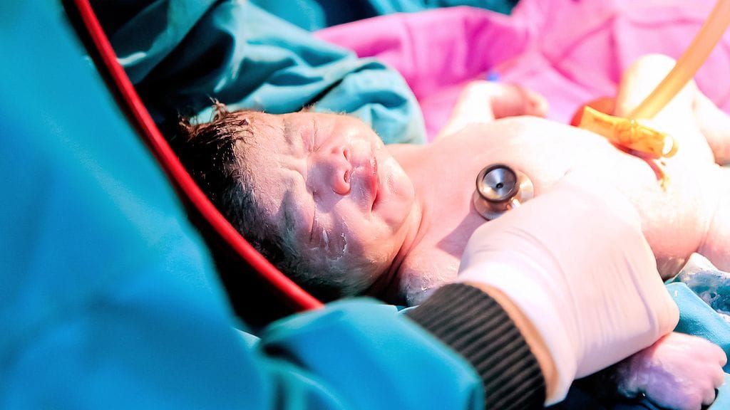 Rohkea äiti pelasti lapsensa hengen, mutta jotui maksamaan siitä kovan hinnan-