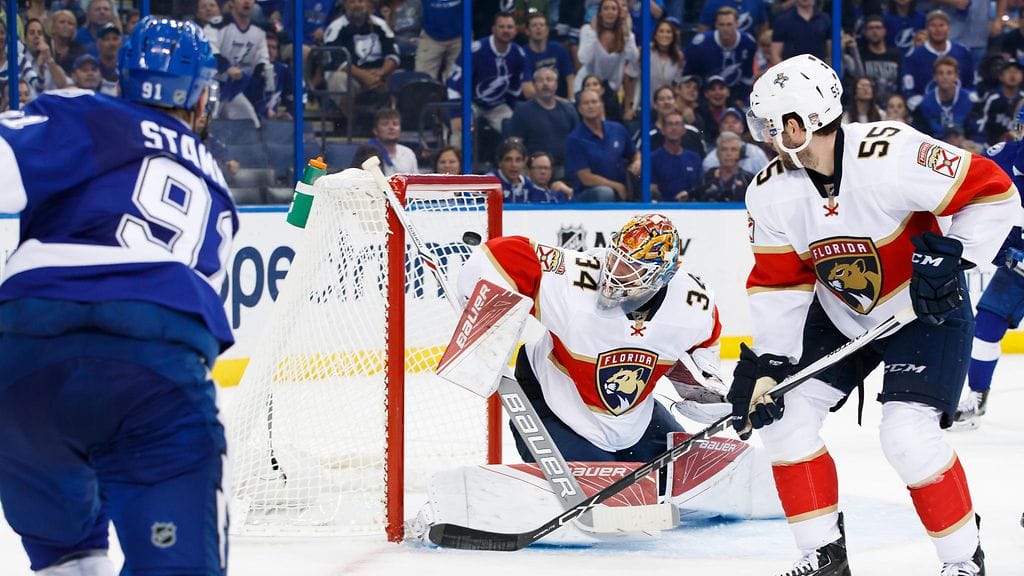 Steven Stamkosin kuti suuntaa yläpesään.